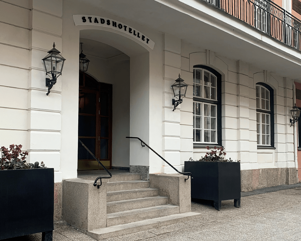 Eriksberg Cuivre oxydé lampe d’extérieur De Westal - La lanterne possède une partie inférieure en fer forgé noir antique et une partie supérieure en cuivre fortement oxydé, lui conférant un design élégant et intemporel.