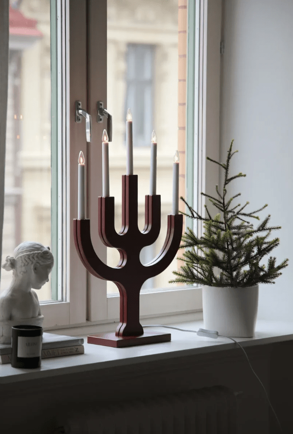 Sapin 5L ROUGE De Markslöjd - Le bougeoir de l'Avent &laquo;&nbsp;Sapin&nbsp;&raquo; &agrave; cinq bras, fabriqu&eacute; en s&eacute;quoia, est un objet classique et &eacute;l&eacute;gant qui attire tous les regards.