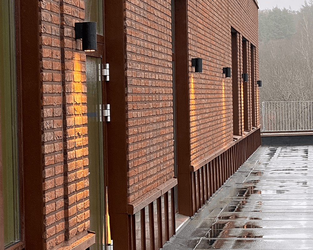 Magnum I Noir lampe d’extérieur De Westal - Avec un indice de protection IP65, il est idéal pour une utilisation en extérieur, mais convient également à une utilisation en intérieur dans les espaces privés et publics.