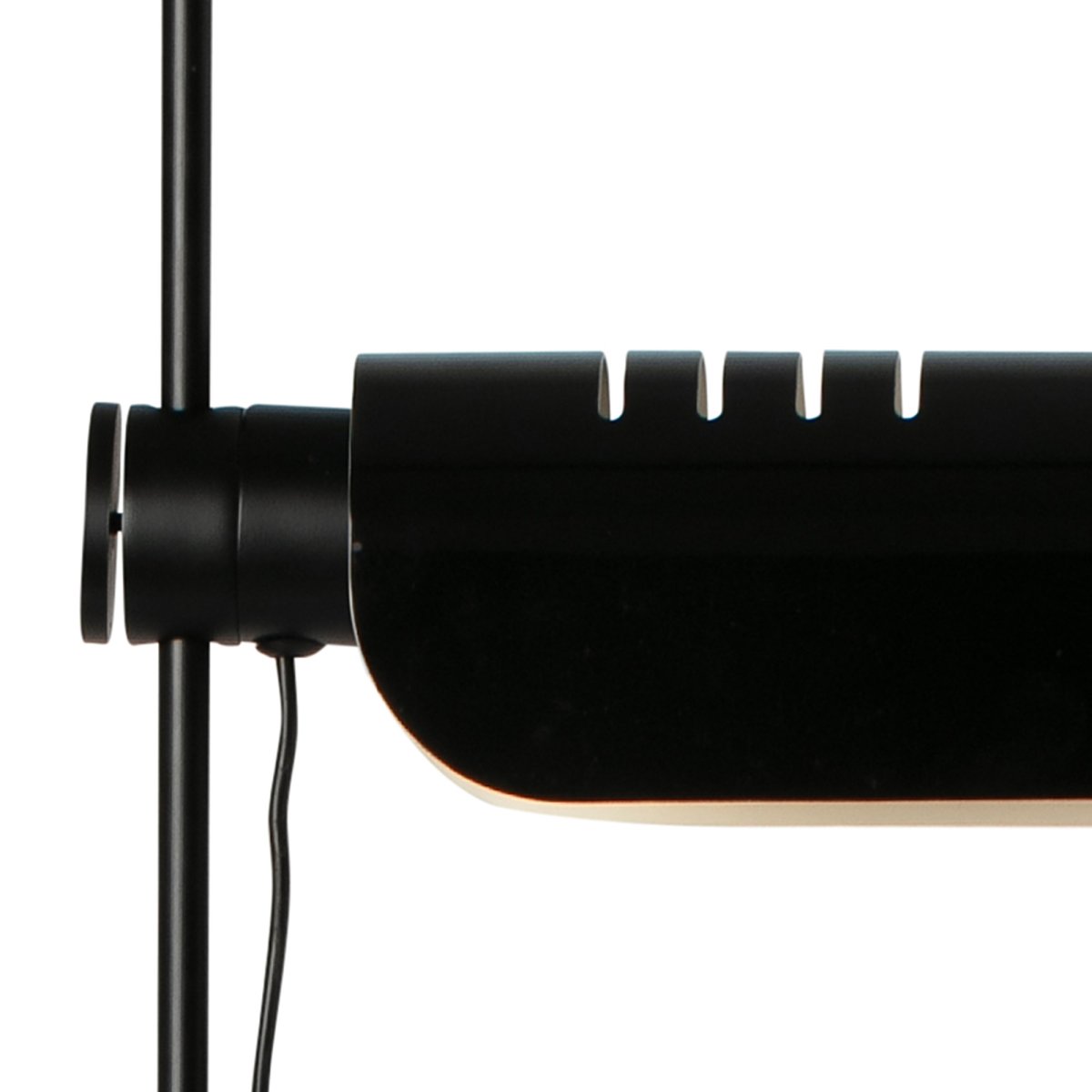 Martinica Noir lampadaire De Faro Barcelona - Dot&eacute;e d'une douille E27 et d'une construction robuste, Martinica est &agrave; la fois &eacute;l&eacute;gante et pratique&nbsp;: le choix id&eacute;al pour ceux qui recherchent caract&egrave;re, qualit&eacute; et cr&eacute;ativit&eacute;.