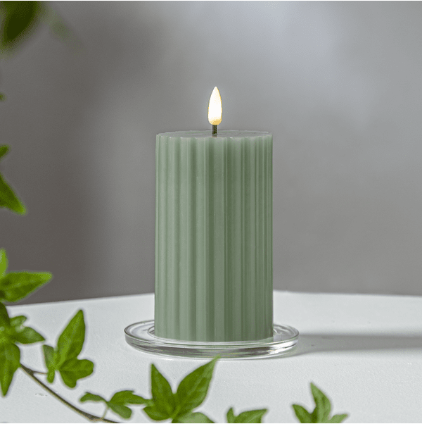 LED Bougie Pilier Flamme Stripe Vert De Star Trading - Il dispose d'une fonction minuterie et lorsque l'interrupteur est allum&eacute;, la lumi&egrave;re brillera pendant 6 heures en mode minuterie, &eacute;teinte pendant 18 heures (en r&eacute;p&eacute;tition), avec une belle flamme r&eacute;aliste dans une lumi&egrave;re blanche chaude.