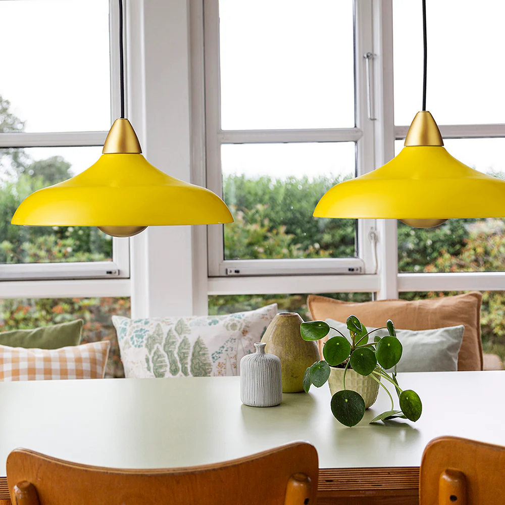 Urban Wide Ø36 Jaune suspension De Superliving - Embellissez votre maison avec la suspension moderne Urban Wide, une combinaison &eacute;l&eacute;gante de finition jaune mate et de d&eacute;tails &eacute;l&eacute;gants en laiton.