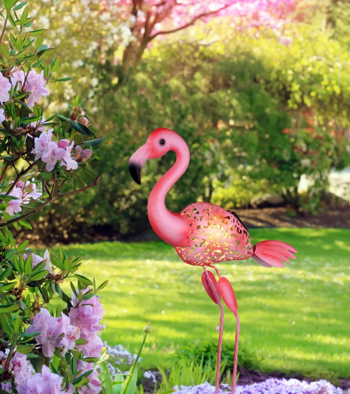 Flamingo Rose lampe solaire De Globo Lighting - Lys upp tr&auml;dg&aring;rden med en charmig flamingo i solcellsbelysning!