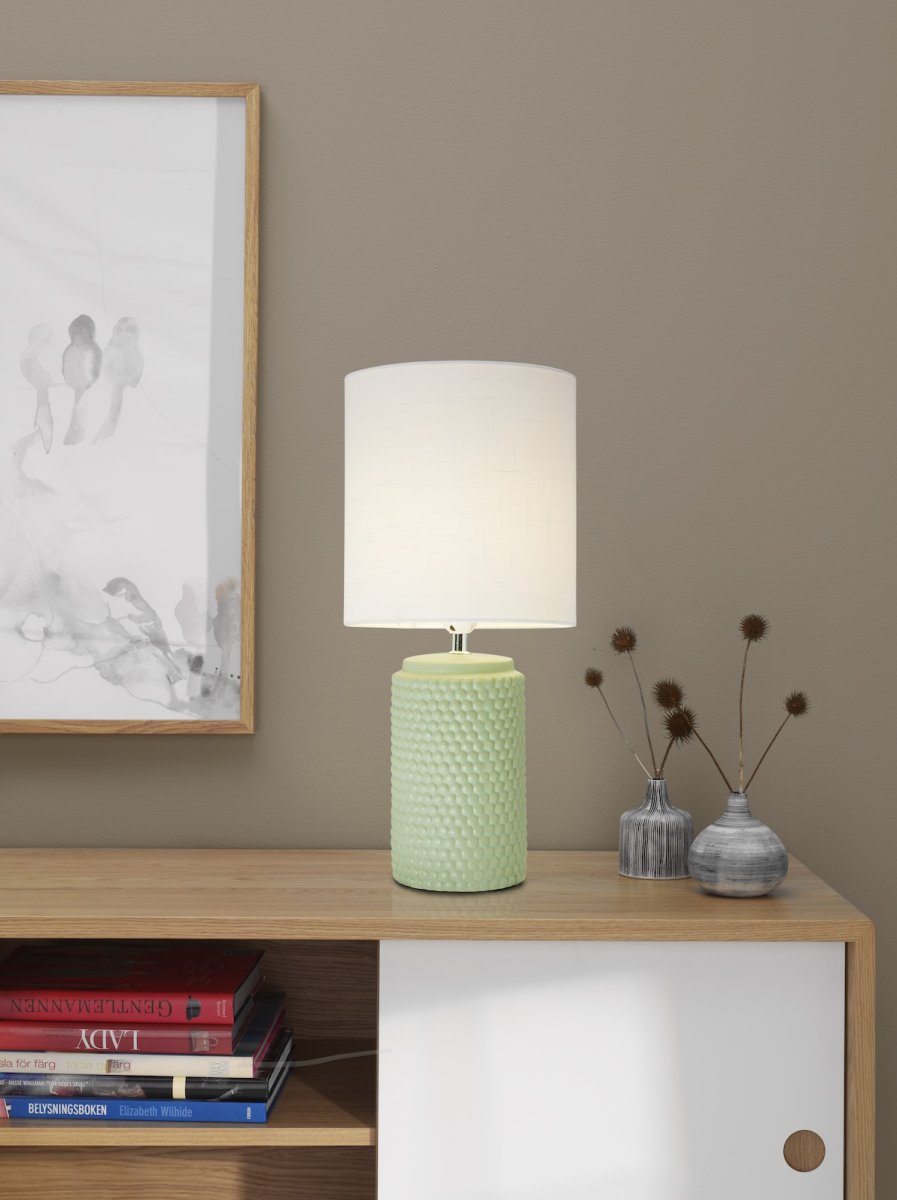 Bubble 50cm Vert lampe de table De Cottex - La lampe de table Bubble est une &eacute;l&eacute;gante lampe en c&eacute;ramique vert clair avec une structure &agrave; bulles unique sur le dessus.