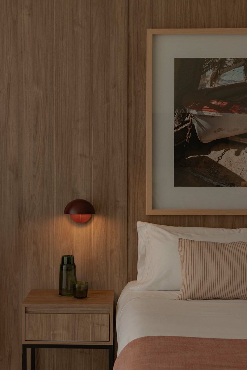 Matilda Ø17 Bourgogne lampe de lecture De Faro Barcelona - Un luminaire moderne aux couleurs vives et &agrave; l'expression minimaliste.