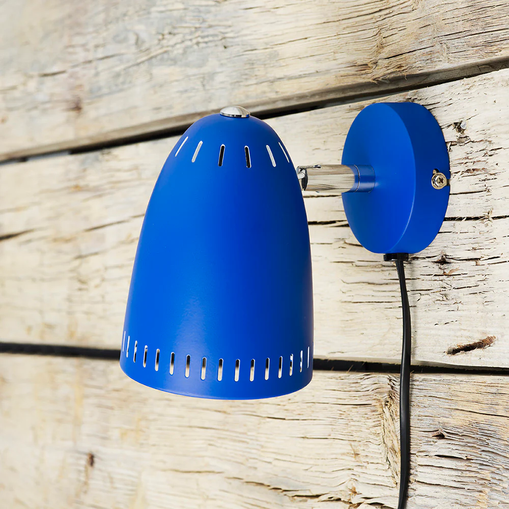 Dynamo Bleu lampe de lecture De Superliving - Avec sa forme compacte et son écran rotatif à 345°, il offre à la fois flexibilité et éclairage efficace.