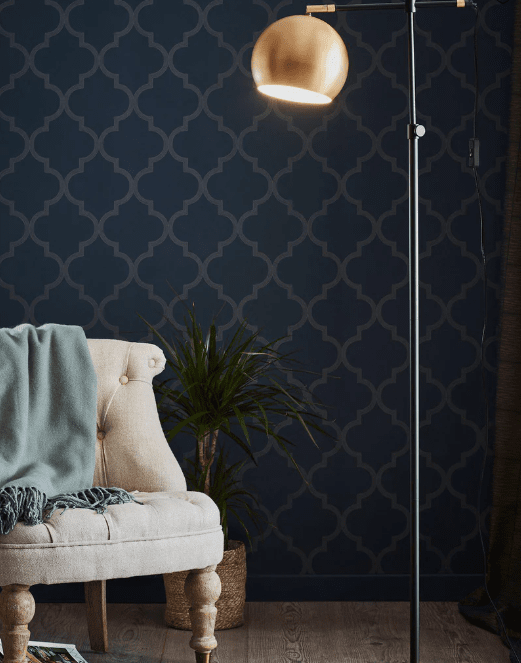 Chester Bronze lampadaire De Markslöjd - Le lampadaire Chester est fabriqué en métal noir et possède un abat-jour de couleur bronze avec des détails fins.