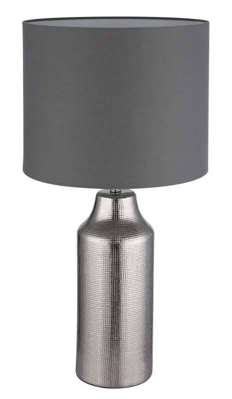 Elden 60cm Argent lampe de table De Globo Lighting - Den silverf&auml;rgade keramiska basen i kombination med den gr&aring;a cylindriska textilsk&auml;rmen skapar en sofistikerad kontrast och blir en stilfull inredningsdetalj.