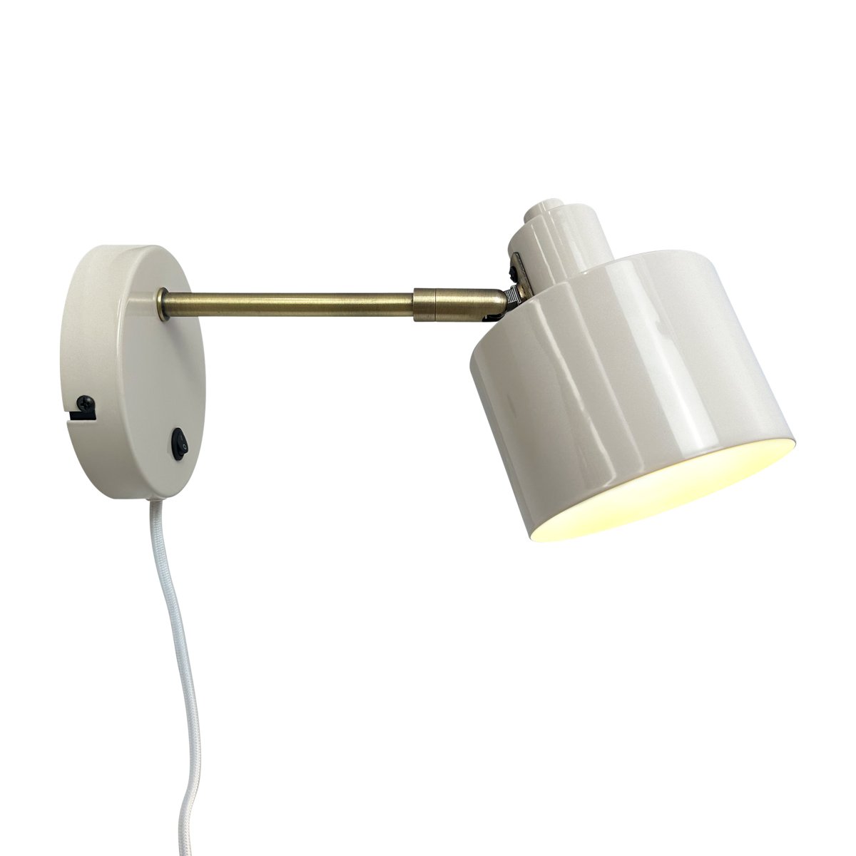 Ocean Beige lampe de lecture De Dyberg Larsen - Le corps de la lampe est en laiton poli à la main, ce qui peut entraîner des variations de couleur uniques entre les lampes de cette belle série.