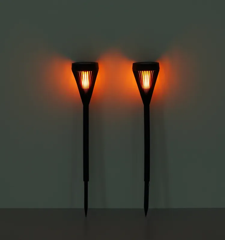 Fire Pack De 2 Noir lampe solaire De Globo Lighting - L'effet de lumi&egrave;re chaude et flamboyante cr&eacute;e une lueur vibrante et invitante le long des all&eacute;es, dans les parterres de fleurs ou sur la terrasse.