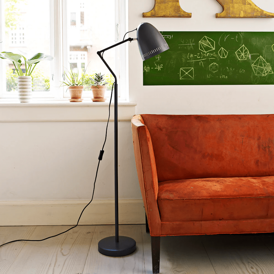 Dynamo 1 Gris foncé lampadaire De Superliving - Son abat-jour classique, orn&eacute; de poils d&eacute;coratifs perfor&eacute;s, assure une diffusion lumineuse agr&eacute;able, tandis que ses bras &agrave; double vis papillon permettent de r&eacute;gler et de fixer facilement la lampe dans la position souhait&eacute;e.