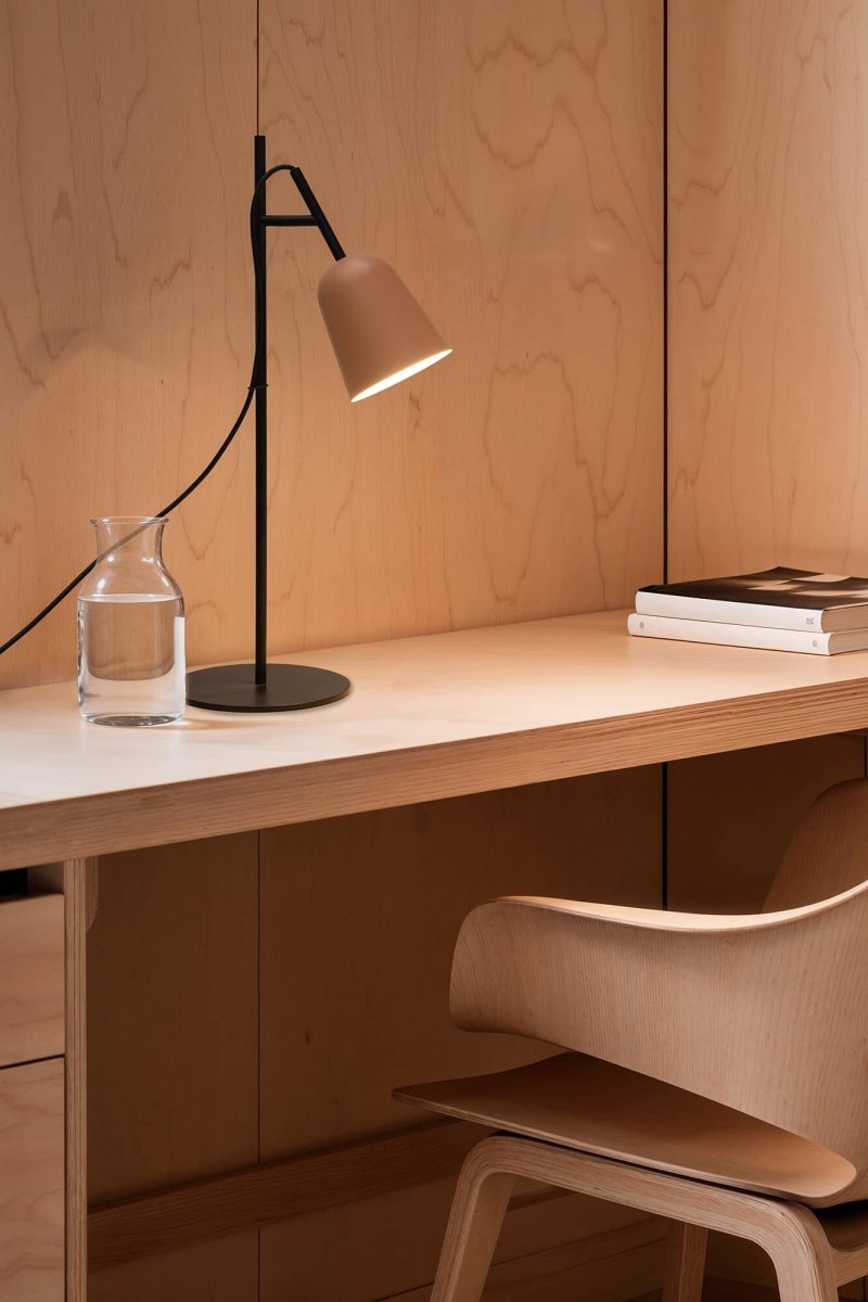 Studio 55cm Rose lampe de bureau De Faro Barcelona - Studio est une &eacute;l&eacute;gante lampe de table sign&eacute;e Nahtrang, inspir&eacute;e du design embl&eacute;matique des ann&eacute;es 1950, r&eacute;interpr&eacute;t&eacute;e avec une simplicit&eacute; moderne.