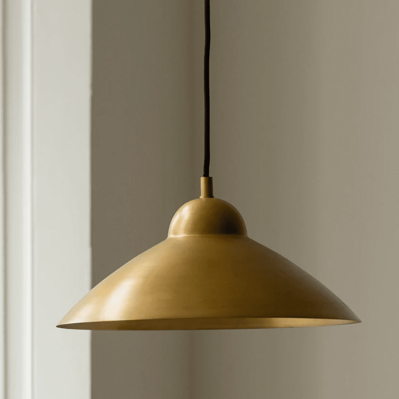 Studio Ø40 Laiton brut suspension De H. Skjalm P - La surface artisanale et le ton chaud du laiton cr&eacute;ent une expression intemporelle qui s'int&egrave;gre dans de nombreux styles d'int&eacute;rieur diff&eacute;rents.
