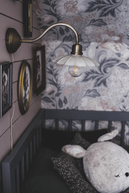 Gustav Ø20 Menthe/Laiton antique applique murale De Strömshaga - La lampe est fournie avec un câble textile beige de 1,5 m, un interrupteur et une prise.