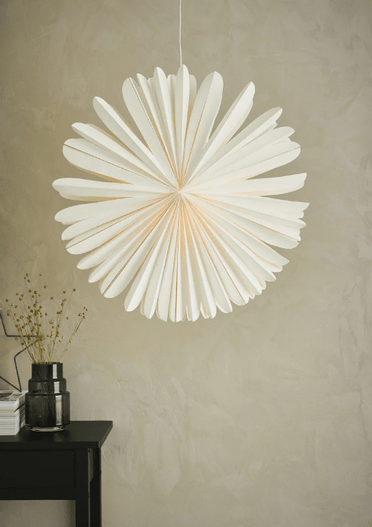 Sol Ø60 Blanc De Markslöjd - Sun Star White 60 cm est un poinsettia unique avec une touche moderne, rappelant un soleil brillant.