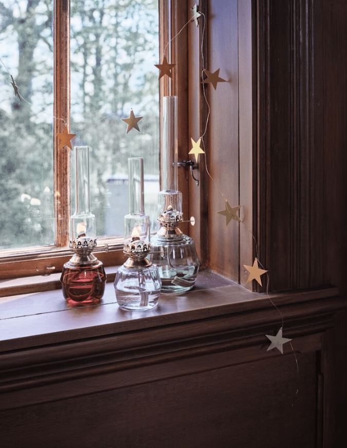 Kerosene Lamp Majken Small ROUGE De Strömshaga - Lampe &agrave; p&eacute;trole en verre teint&eacute; bordeaux, cr&eacute;ant une belle teinte tout en conservant une surface transparente.