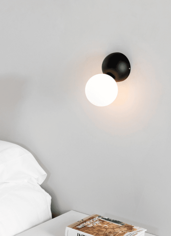 Joy 15cm Noir applique murale De Faro Barcelona - Le diffuseur est en verre d&eacute;poli et diffuse la lumi&egrave;re avec beaucoup d'&eacute;l&eacute;gance et de style.