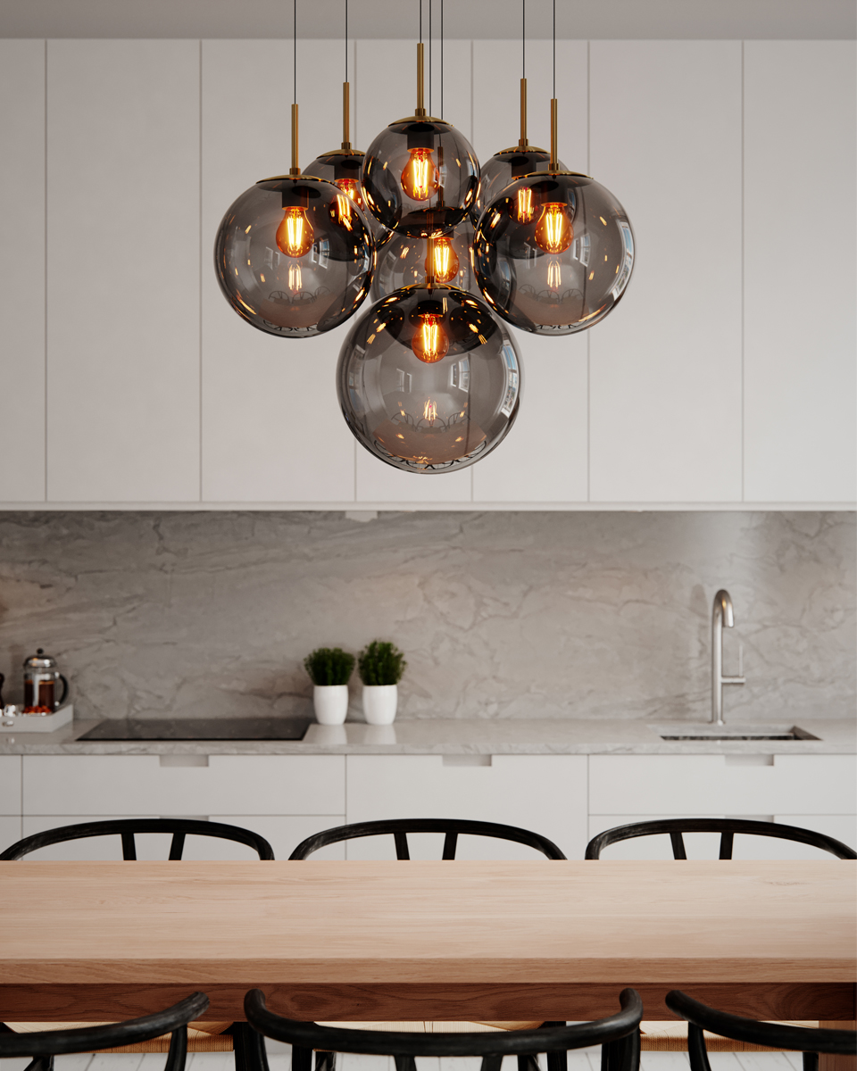 Laura Ø53 Gris fumé suspension De By Rydéns - Il est &eacute;quip&eacute; de sept d&ocirc;mes en verre gris clair de diff&eacute;rentes tailles faciles &agrave; assembler.