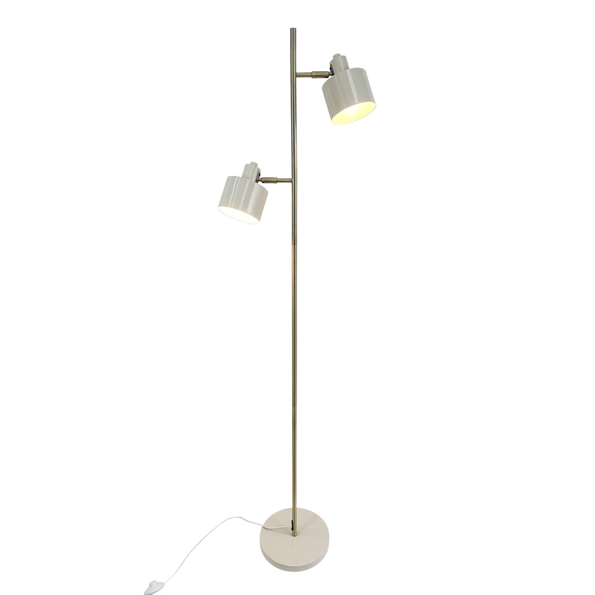 Ocean Beige lampadaire De Dyberg Larsen - Le corps de la lampe est en laiton poli à la main, ce qui peut entraîner des variations de couleur uniques entre les lampes de cette belle série.