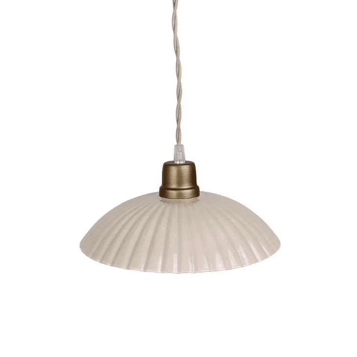 Ingrid Grand Ø24 Beige lampe de fenêtre De Strömshaga - Plafonnier beige en tôle avec abat-jour plissé et câble textile torsadé de couleur naturelle.