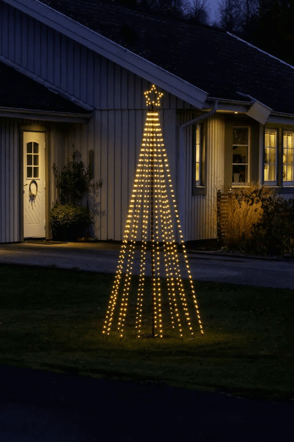 Sapin De Noël En Métal 2,4m Noir De Konstsmide - Ce sapin de No&euml;l en m&eacute;tal avec &eacute;toiles et &eacute;clairage LED int&eacute;gr&eacute; est une interpr&eacute;tation &eacute;l&eacute;gante et moderne du sapin de No&euml;l classique.