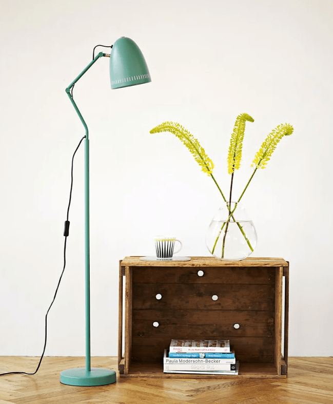 Dynamo 1 Vert lampadaire De Superliving - Son abat-jour classique perc&eacute; de trous d&eacute;coratifs assure une diffusion lumineuse agr&eacute;able, tandis que ses bras &agrave; deux vis papillon permettent de r&eacute;gler et de fixer facilement la lampe dans la position souhait&eacute;e.