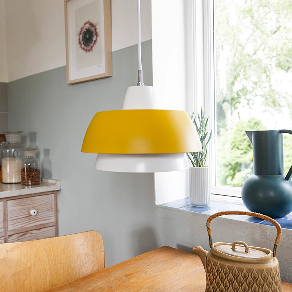 Trio Ø28 Jaune suspension De Superliving - Avec la source lumineuse LED de votre choix, vous obtenez une lumi&egrave;re douce au-dessus de la table.