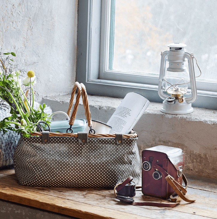 Storm Lantern small Blanc De Strömshaga - Une lampe &agrave; p&eacute;trole au design classique qui constitue un beau d&eacute;tail int&eacute;rieur et diffuse une belle lumi&egrave;re &agrave; l'int&eacute;rieur comme &agrave; l'ext&eacute;rieur.