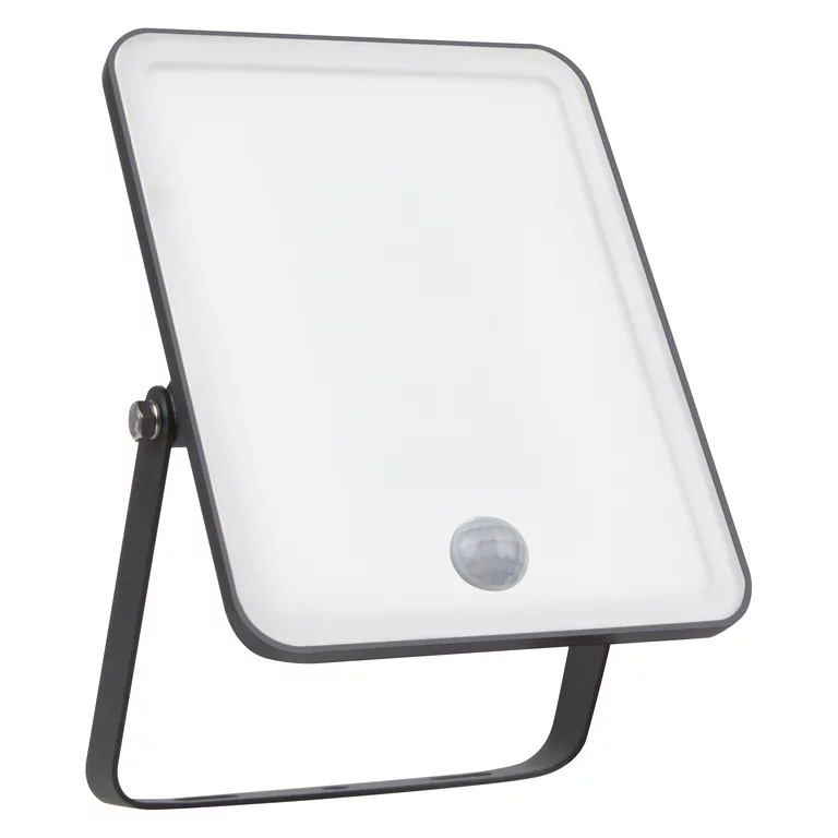 Floodlight Essential Sensor 30W Noir lampe d’extérieur De Osram - Gr&acirc;ce au capteur de mouvement et de lumi&egrave;re du jour int&eacute;gr&eacute;, la lumi&egrave;re s'allume automatiquement lorsqu'un mouvement est d&eacute;tect&eacute; et s'adapte aux conditions d'&eacute;clairage, maximisant ainsi les &eacute;conomies d'&eacute;nergie.