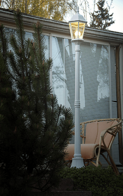 Kartano 175cm Blanc lampadaire De Airam - Le langage du design classique et les mat&eacute;riaux &agrave; l'ancienne &ndash; les verres &agrave; facettes &ndash; sont intemporels.