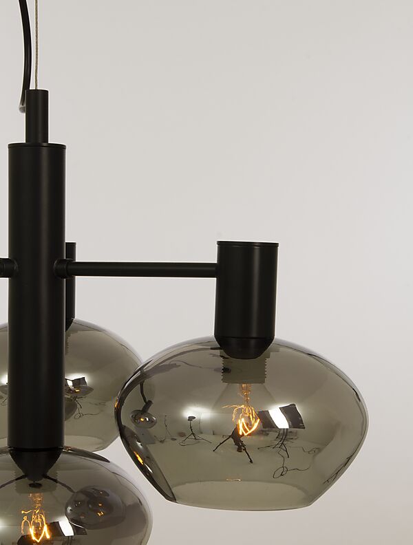 Bell Ø47 Couleur fumée suspension De Aneta Lighting - Avec ses trois abat-jour en verre fumé et sa suspension noire, une atmosphère luxueuse et élégante est créée.