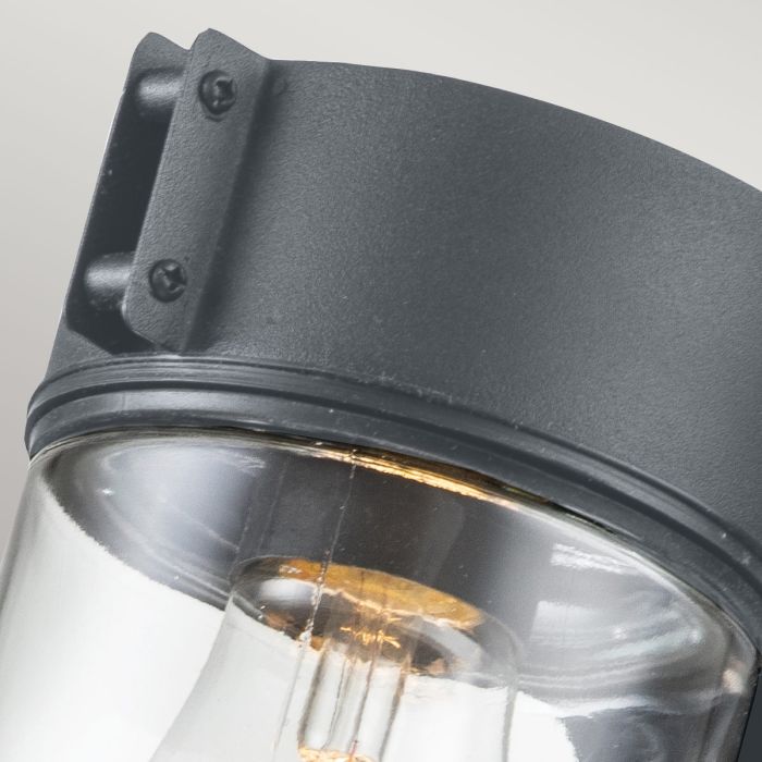 Portfino 20cm Gris lampe d’extérieur De Elstead Lighting - Tillverkad av rostfritt st&aring;l i gr&aring; finish och glas, erbjuder den en robust och v&auml;dert&aring;lig konstruktion som &auml;r idealisk f&ouml;r fasader, entr&eacute;er och uteplatser.