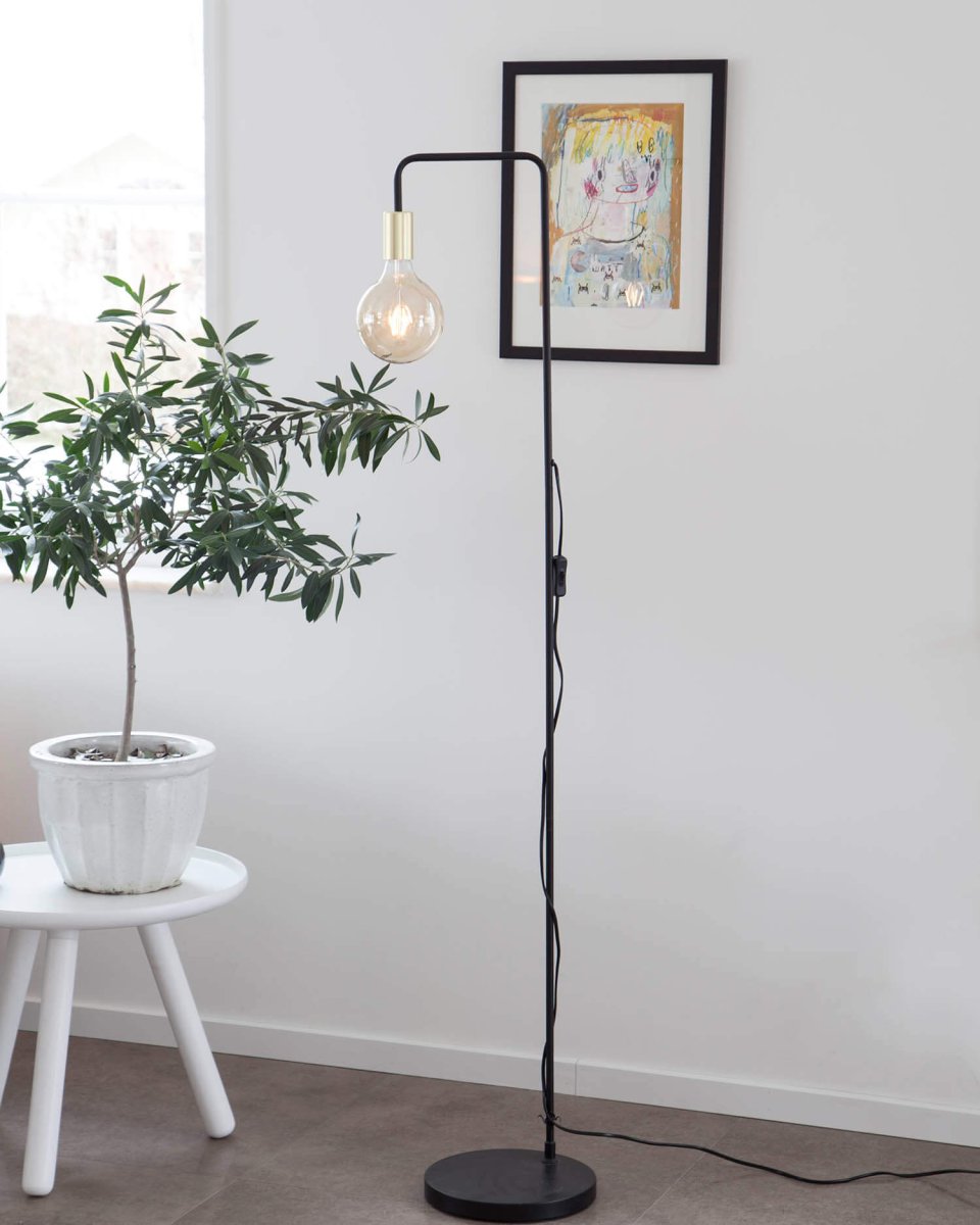 Fondi Noir lampadaire De By Rydéns - Le bougeoir en laiton mat peut être replié de la base droite et dirige la lumière vers le bas.