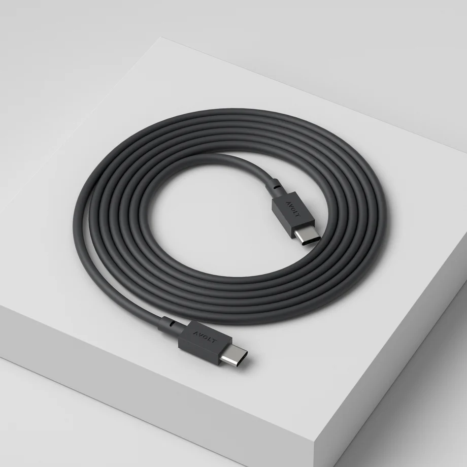 Cable 1 USB C to USB C Charging Cable, 2m Noir De Avolt - Le c&acirc;ble 1 USB-C vers USB-C d'Avolt combine une charge puissante avec un design scandinave &eacute;l&eacute;gant.