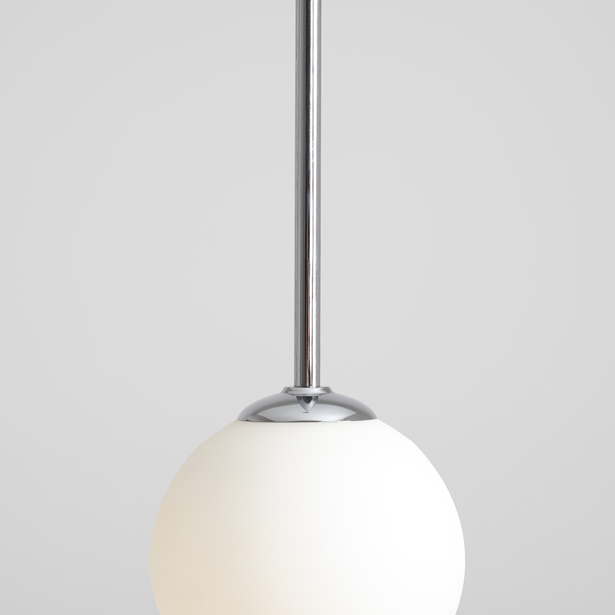 Bosso Ø14 Chrome suspension De Artera - La lampe émet une lumière douce et agréable et est donc idéale pour être placée au-dessus de la table à manger, dans le couloir ou le salon.