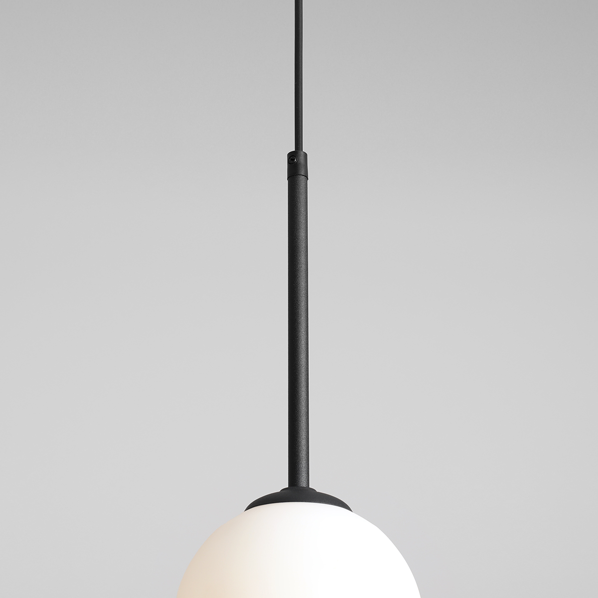 Bosso Ø14 Noir suspension De Artera - La lampe émet une lumière douce et agréable et est donc idéale pour être placée au-dessus de la table à manger, dans le couloir ou le salon.