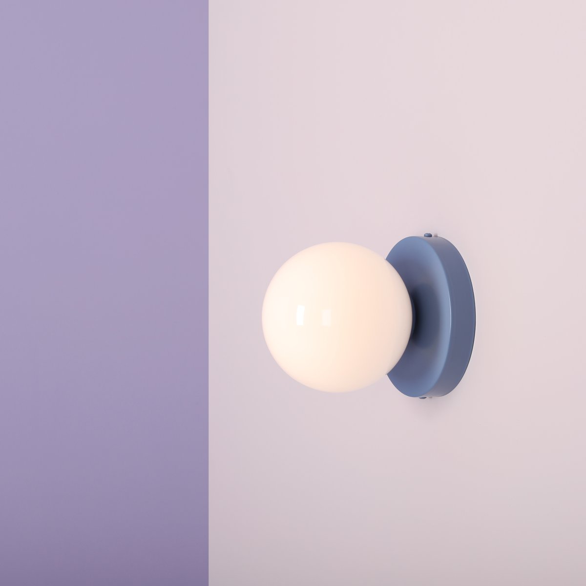 Ball Ø15 Bleu applique murale De Artera - Grâce à son design minimaliste, la lampe s'intègre parfaitement dans les intérieurs modernes et classiques, tout en fournissant une lumière efficace qui améliore l'atmosphère de la pièce.