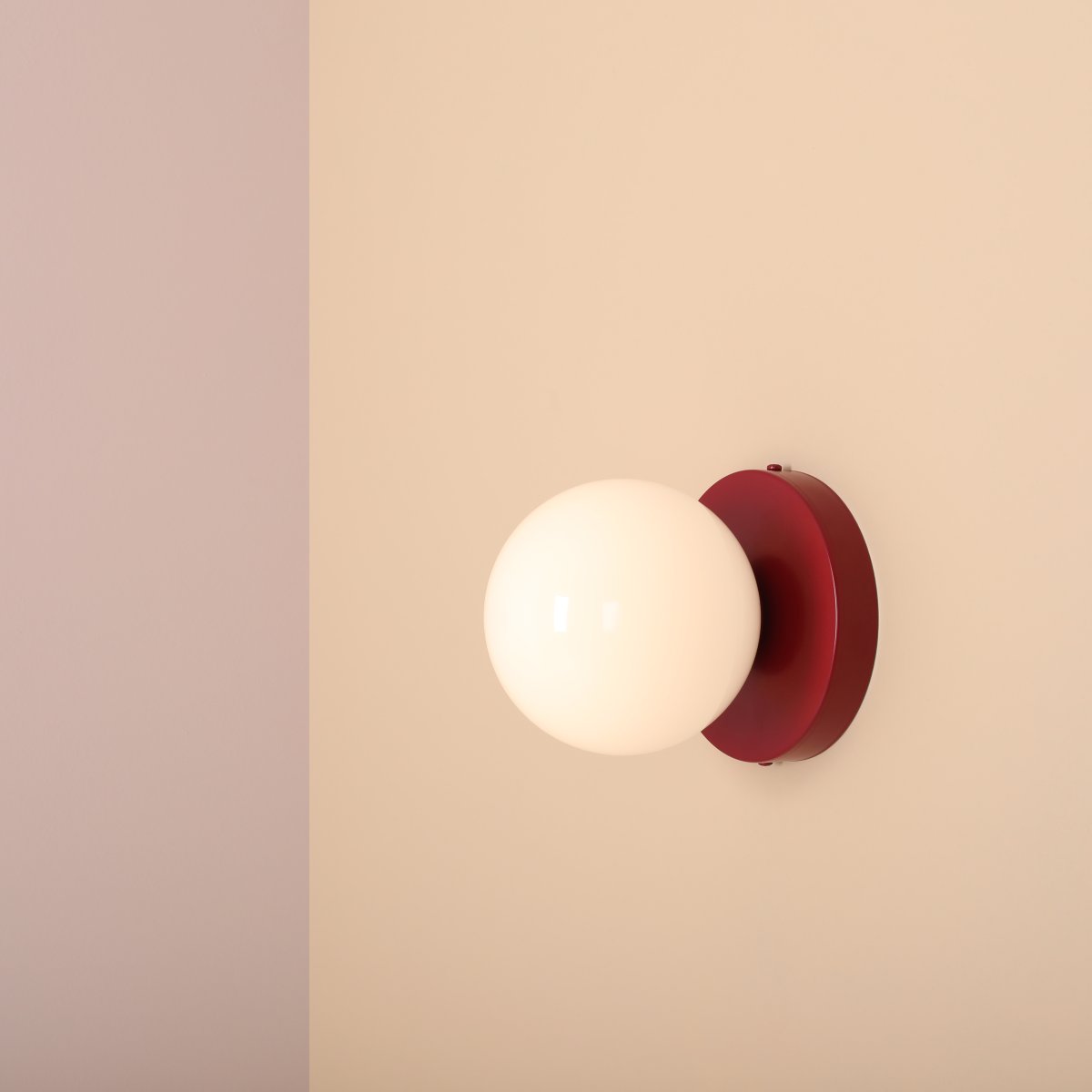 Ball Ø15 Bourgogne applique murale De Artera - Grâce à son design minimaliste, la lampe s'intègre parfaitement dans les intérieurs modernes et classiques, tout en fournissant simultanément une lumière efficace qui améliore l'atmosphère de la pièce.