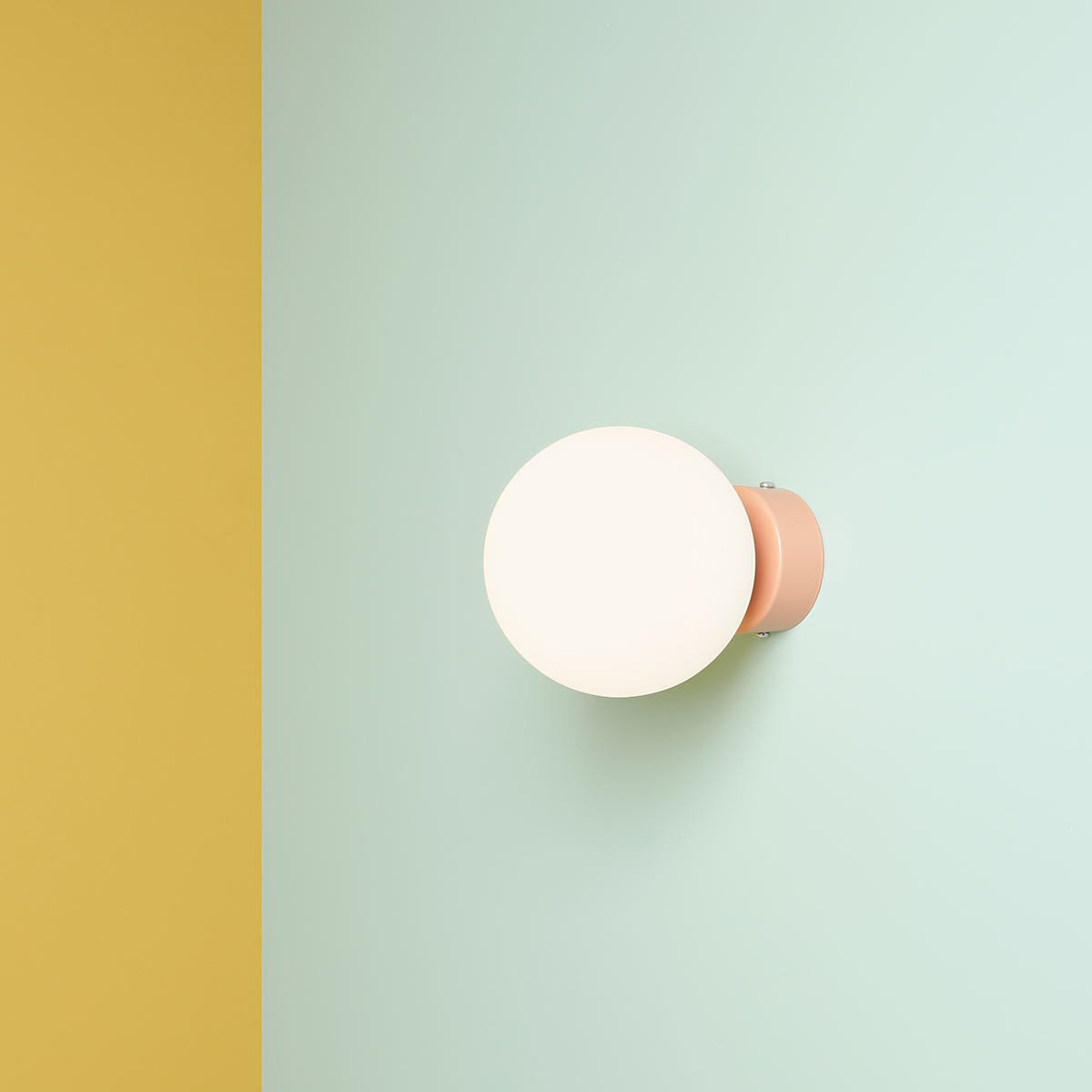 Ball Ø15 Corail applique murale De Artera - Grâce à son design minimaliste, la lampe s'intègre parfaitement dans les intérieurs modernes et classiques, tout en fournissant une lumière efficace qui améliore l'atmosphère de la pièce.