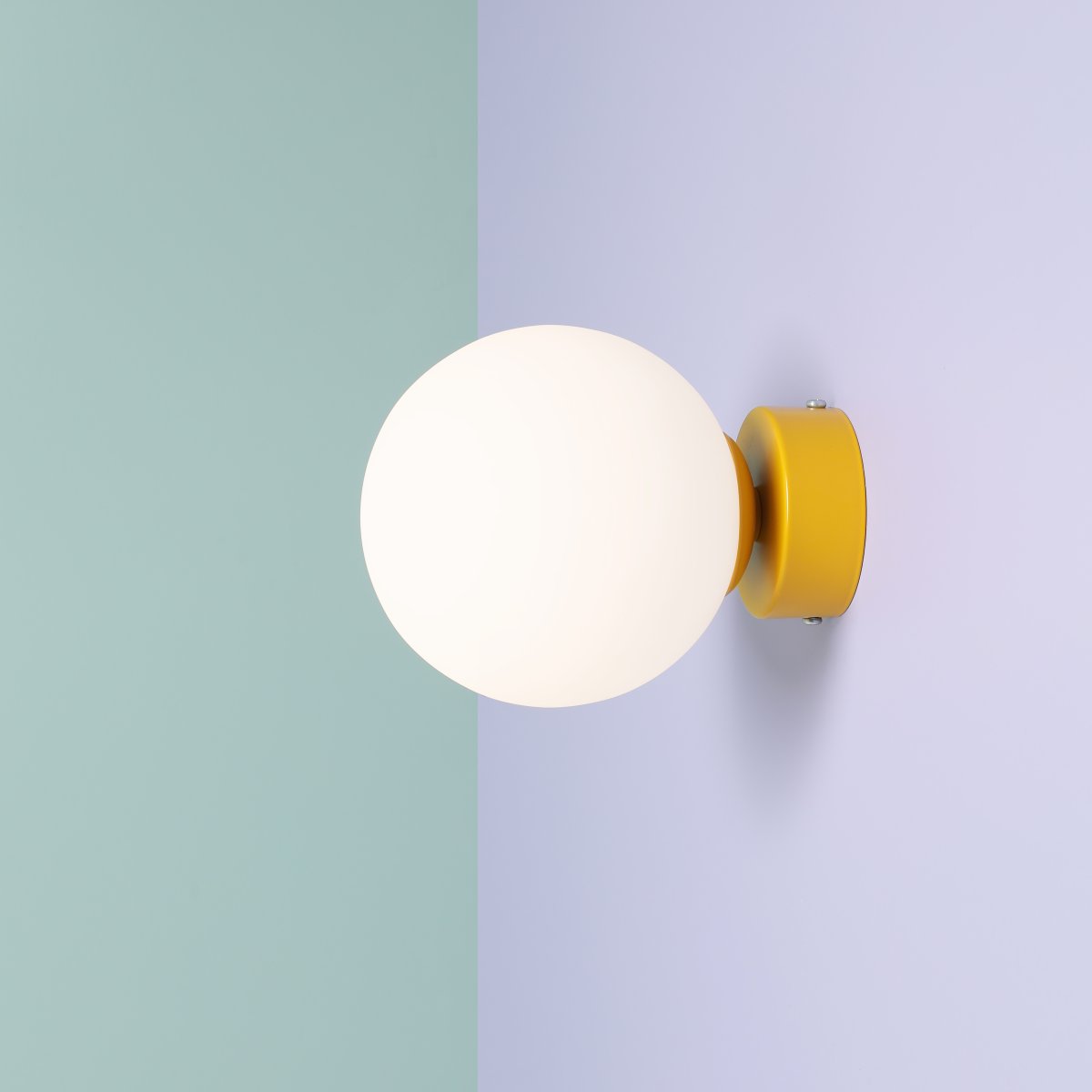 Ball Ø15 Moutarde applique murale De Artera - Grâce à son design minimaliste, la lampe s'intègre parfaitement dans les intérieurs modernes et classiques, tout en fournissant une lumière efficace qui améliore l'atmosphère de la pièce.