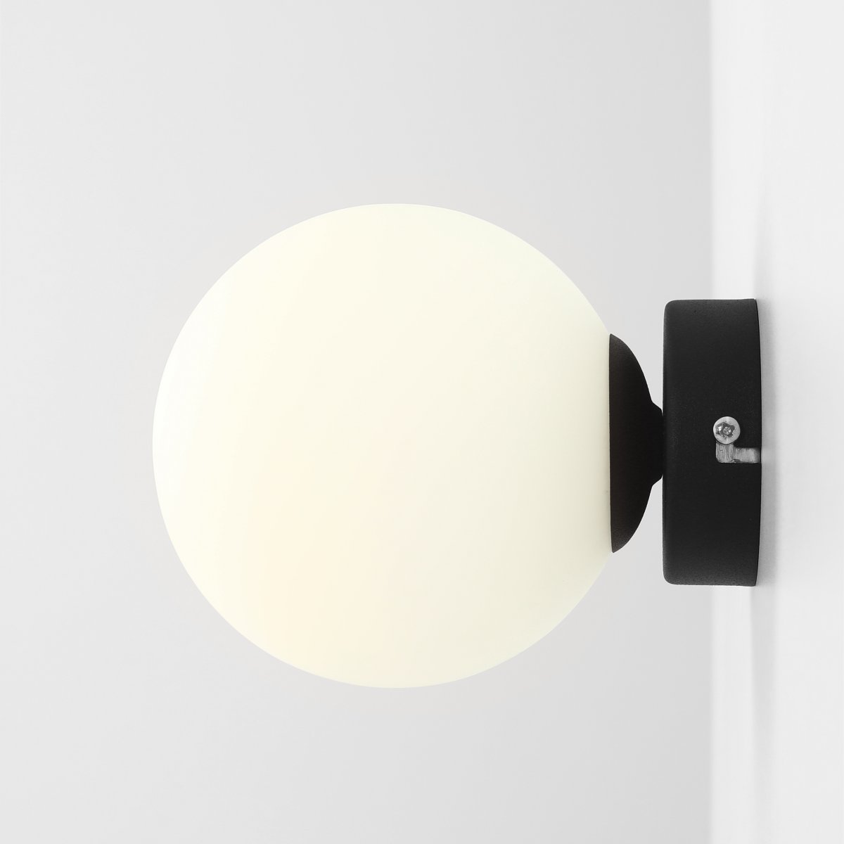 Ball Ø15 Noir applique murale De Artera - Avec sa forme sphérique simple et élégante, il fournit une lumière douce et atmosphérique qui crée une atmosphère chaleureuse et accueillante dans n'importe quelle pièce.