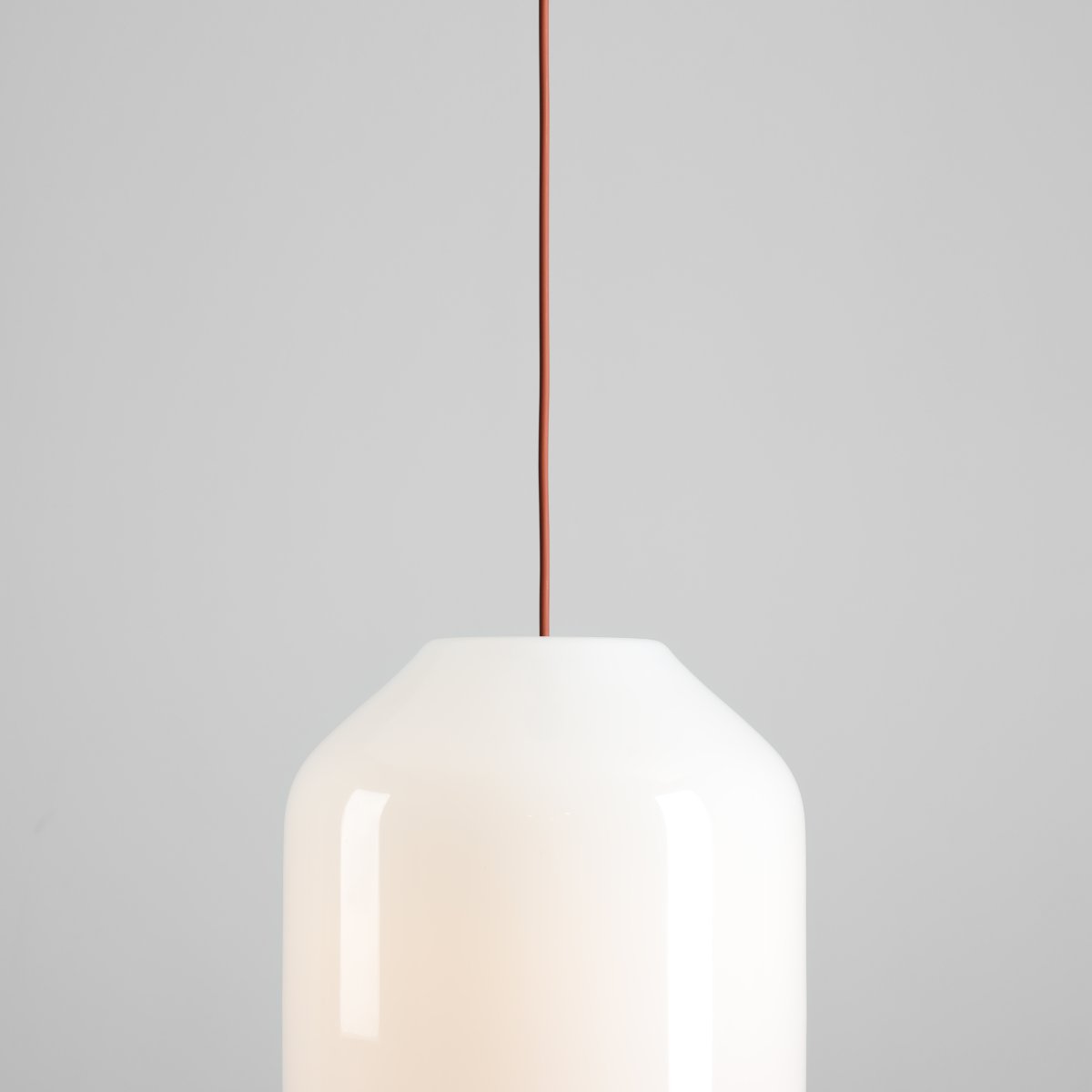 Flask Ø27 Terre cuite suspension De Artera - Les détails métalliques et le câble assorti, d'une belle couleur terre cuite, confèrent à la suspension un caractère à la fois harmonieux et ludique.
