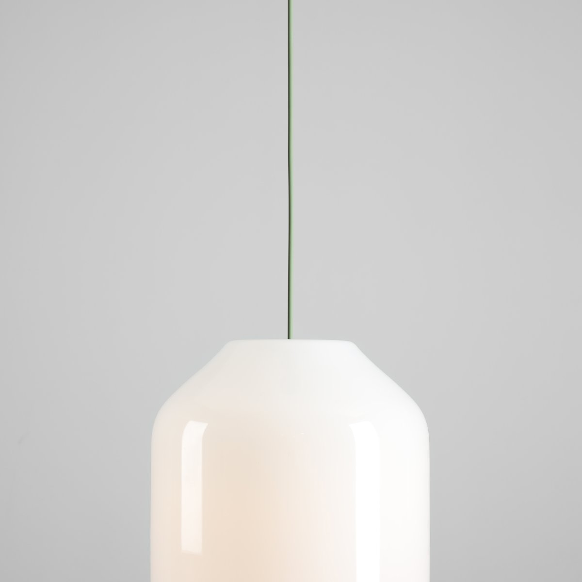 Flask Ø27 Vert suspension De Artera - Les détails métalliques et le câble assorti, d'un beau vert sauge, confèrent à la suspension un caractère à la fois harmonieux et ludique.