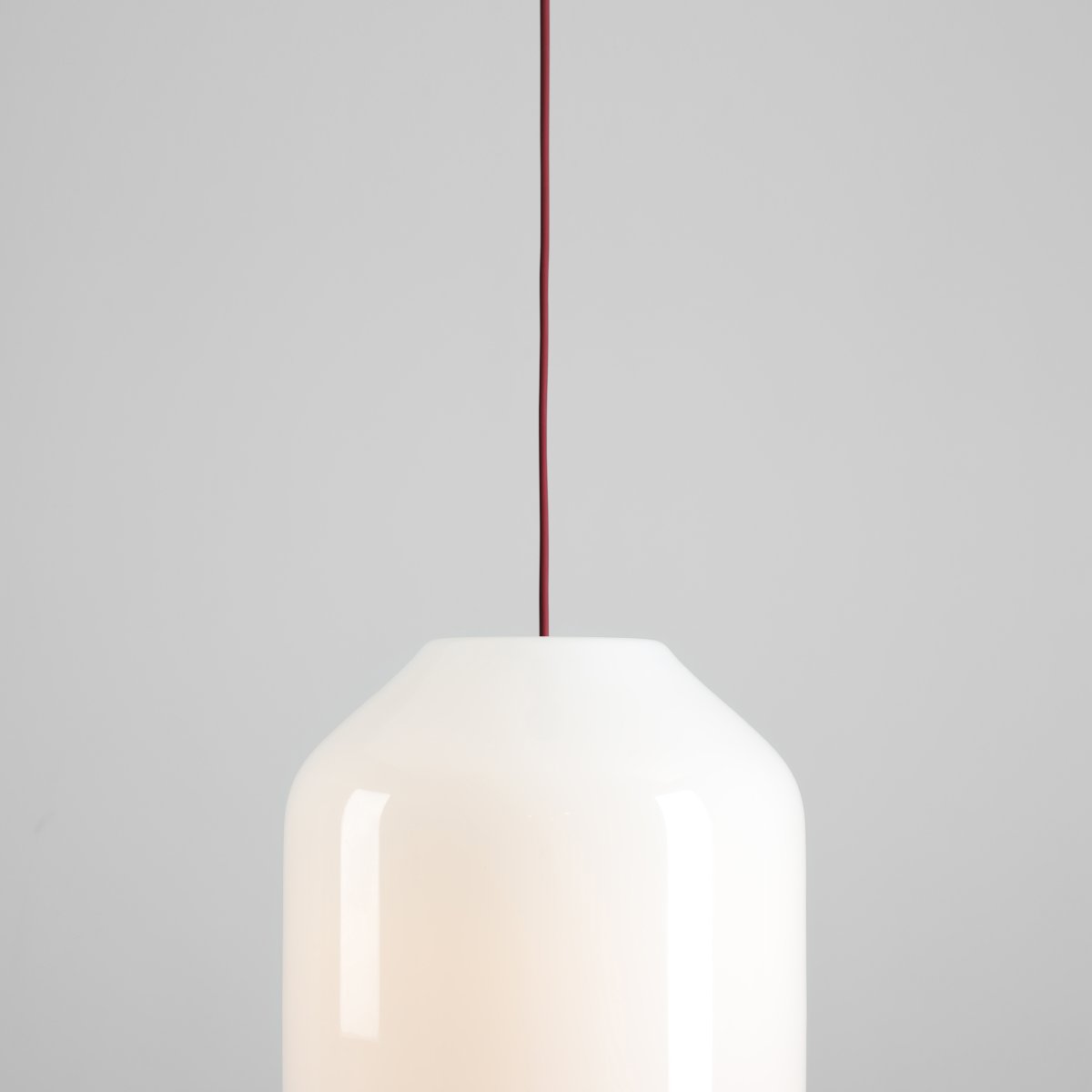 Flask Ø27 ROUGE suspension De Artera - Les détails métalliques et le câble assorti, d'un magnifique rouge cerise, confèrent à la suspension un caractère à la fois harmonieux et ludique.