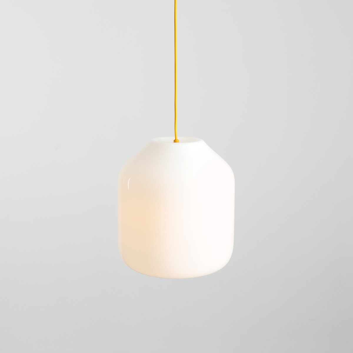 Flask Ø27 Jaune suspension De Artera - Flask est une suspension élégante qui allie des formes douces à une palette de couleurs modernes.