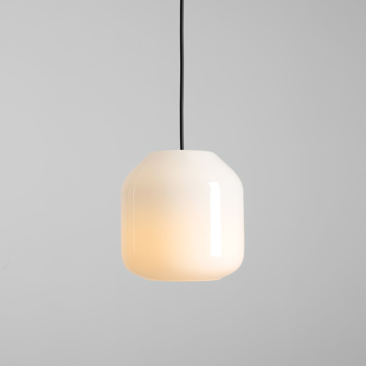 Flask Ø18 Noir suspension De Artera - Son abat-jour rond en verre opale diffuse une lumière douce et agréable, créant une ambiance chaleureuse.
