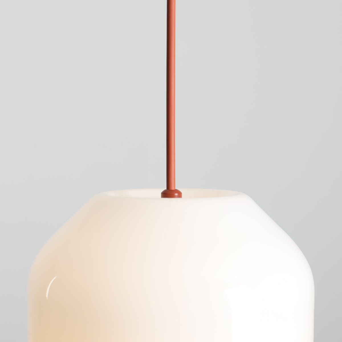Flask Ø18 Terre cuite suspension De Artera - Les détails métalliques et le câble assorti, d'une belle couleur terre cuite, confèrent à la lampe un caractère à la fois harmonieux et ludique.
