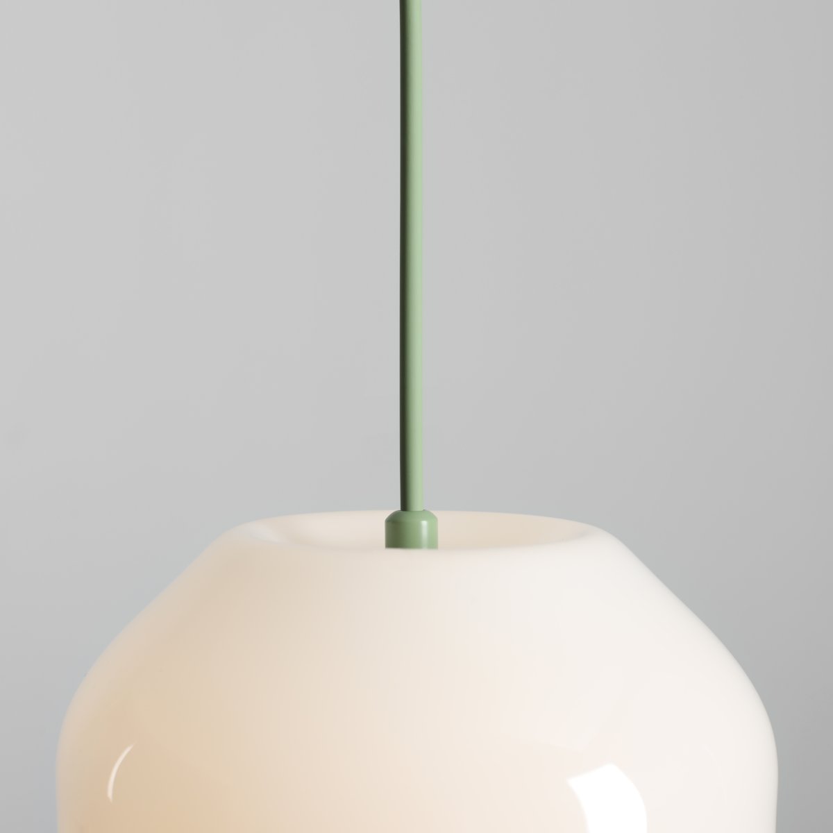 Flask Ø18 Vert suspension De Artera - Les détails métalliques et le câble assorti, d'un magnifique vert sauge, confèrent à la lampe un caractère à la fois harmonieux et ludique.