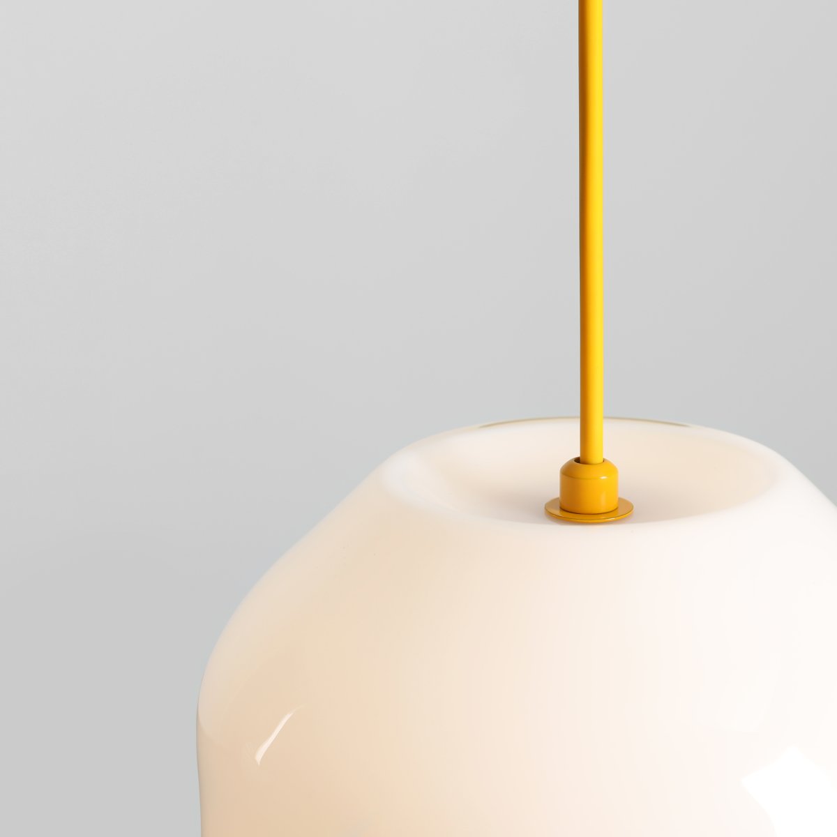 Flask Ø18 Jaune suspension De Artera - Les détails métalliques et le câble assorti, d'un joli jaune, confèrent à la lampe un caractère à la fois harmonieux et ludique.