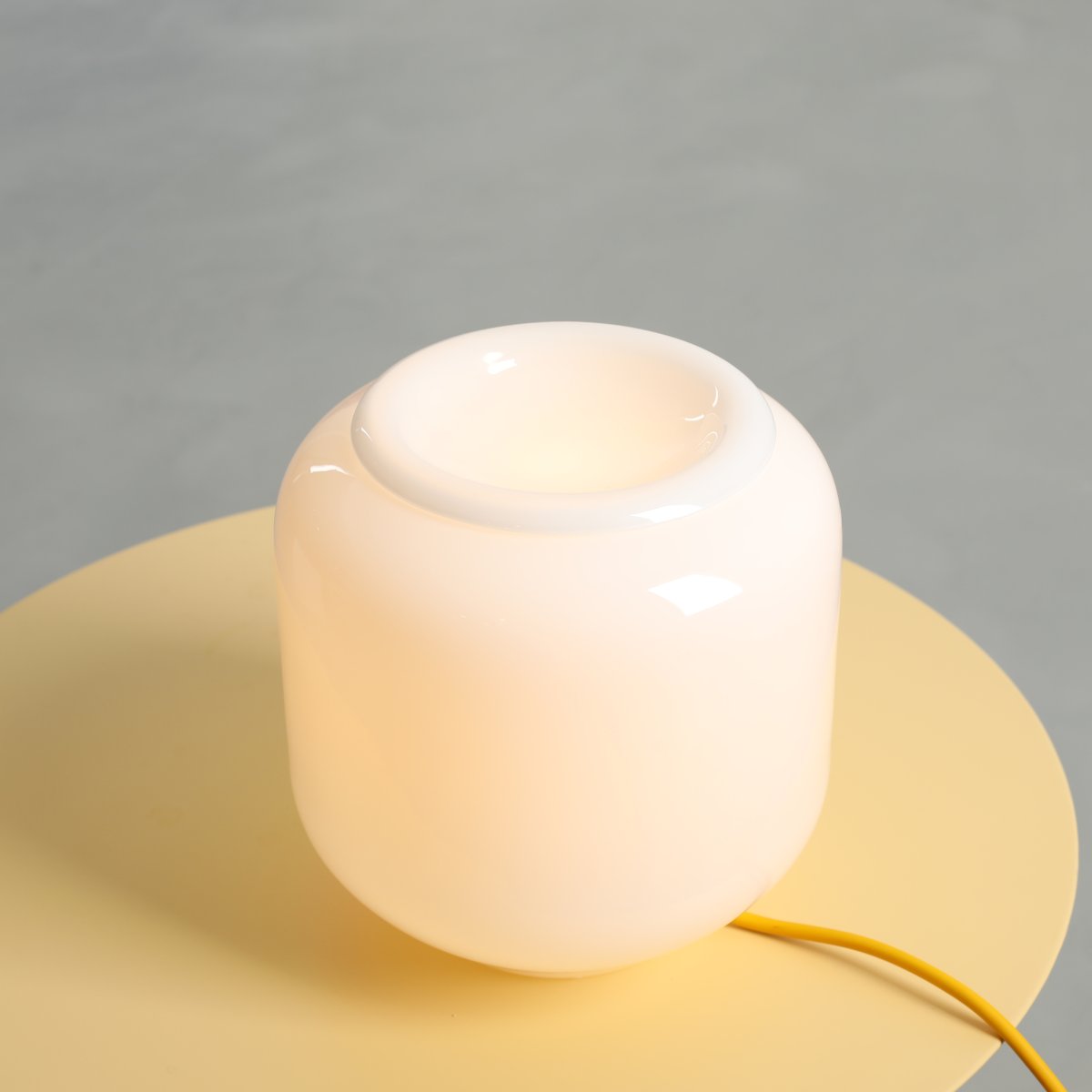 Flask 18cm Blanc/jaune lampe de table De Artera - Le câble jaune apporte une touche de couleur et confère à la lampe une allure harmonieuse et ludique.